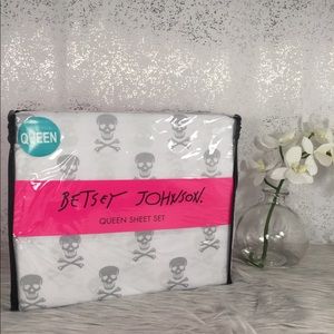 Betsey Johnson Bedding - π Betsey Johnson Skull & Crossbones Sheet Set Betsey Johnson Bedding - π Betsey Johnson Skull & Crossbones Sheet Set
